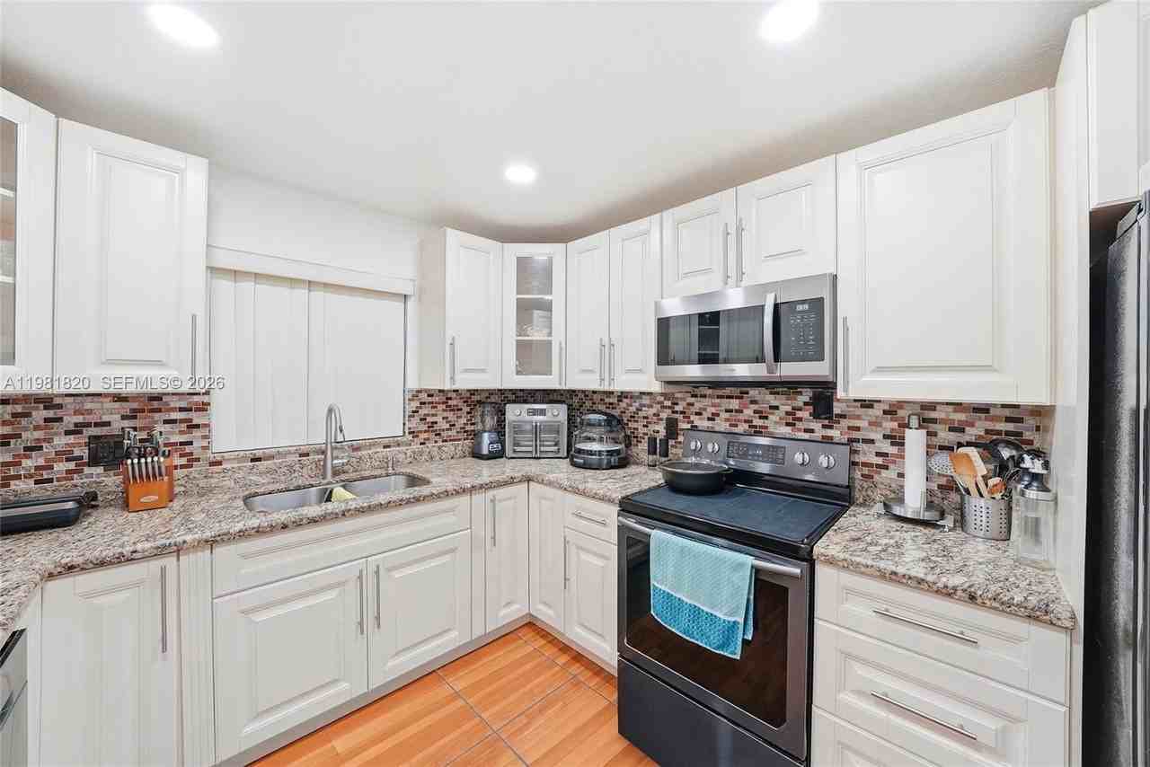 2875 Nw 9th Ct - Photo 2 of 25