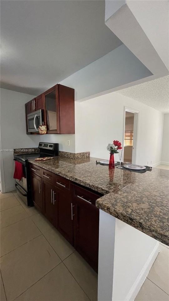 621 Nw 38th Pl - Photo 4 of 18