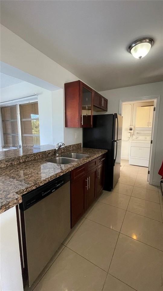 621 Nw 38th Pl - Photo 5 of 18