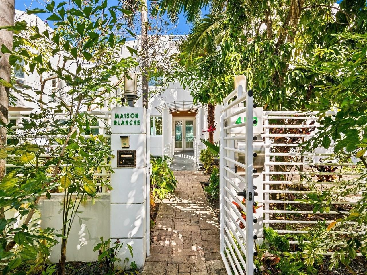 450 Victoria Ter - Photo 2 of 50