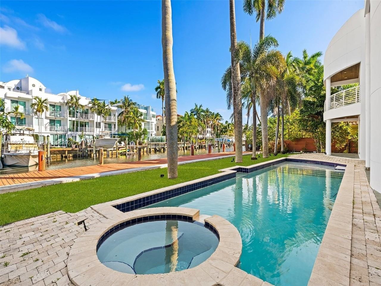 450 Victoria Ter - Photo 3 of 50