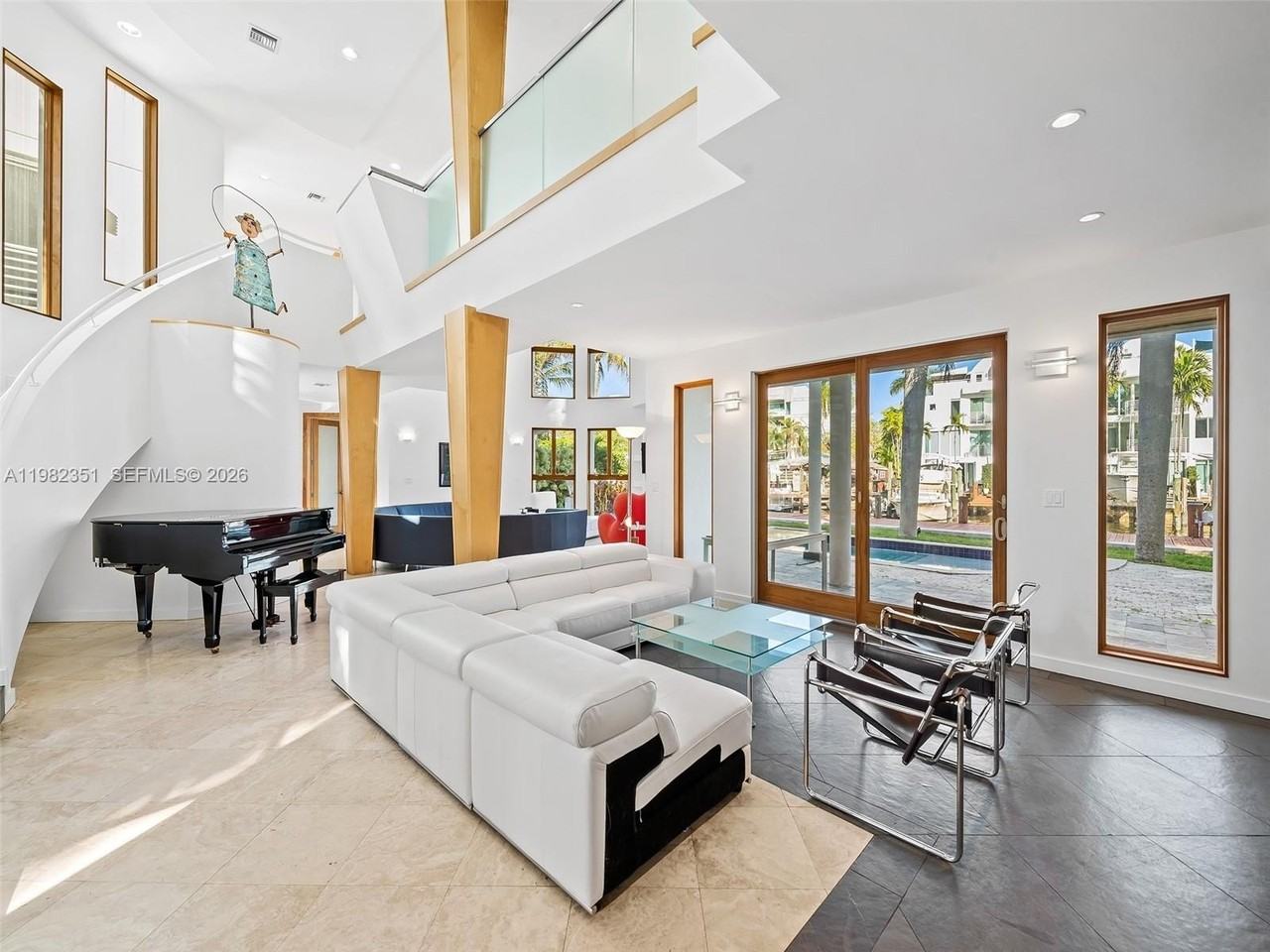 450 Victoria Ter - Photo 4 of 50