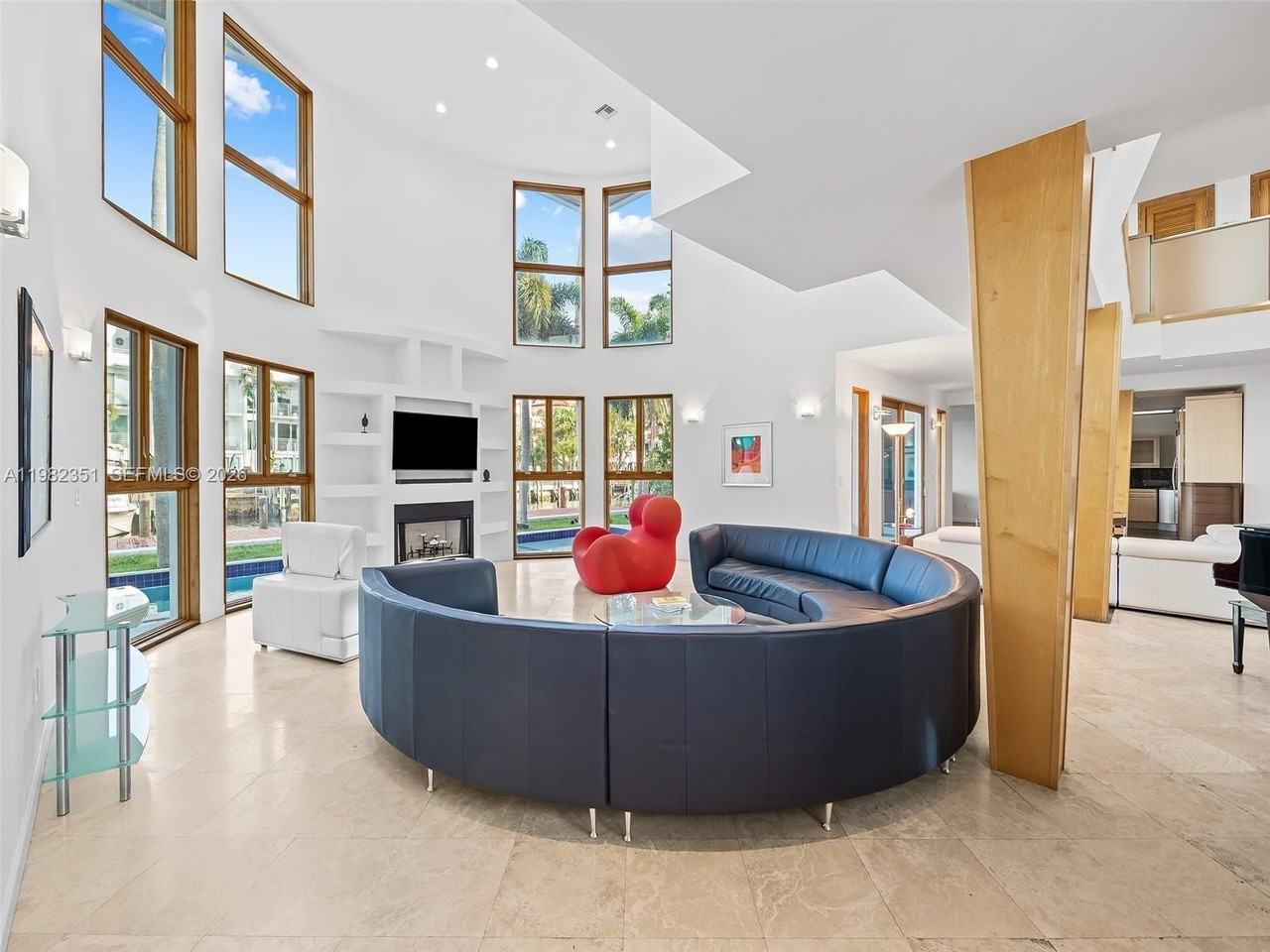 450 Victoria Ter - Photo 5 of 50