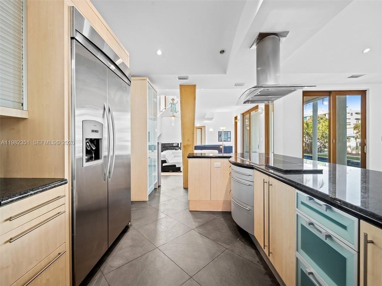 450 Victoria Ter - Photo 6 of 50