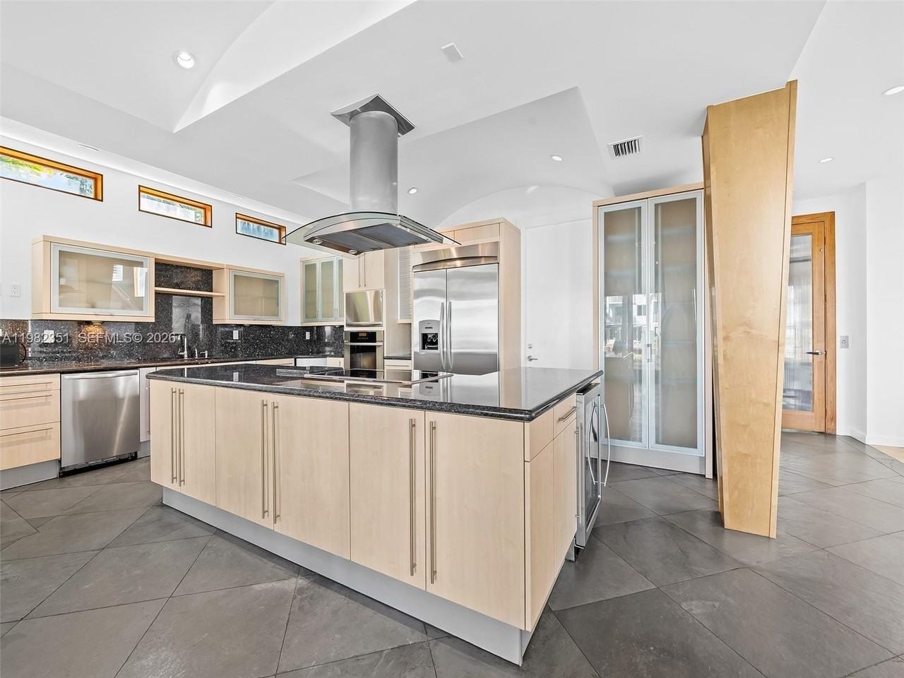 450 Victoria Ter - Photo 7 of 50