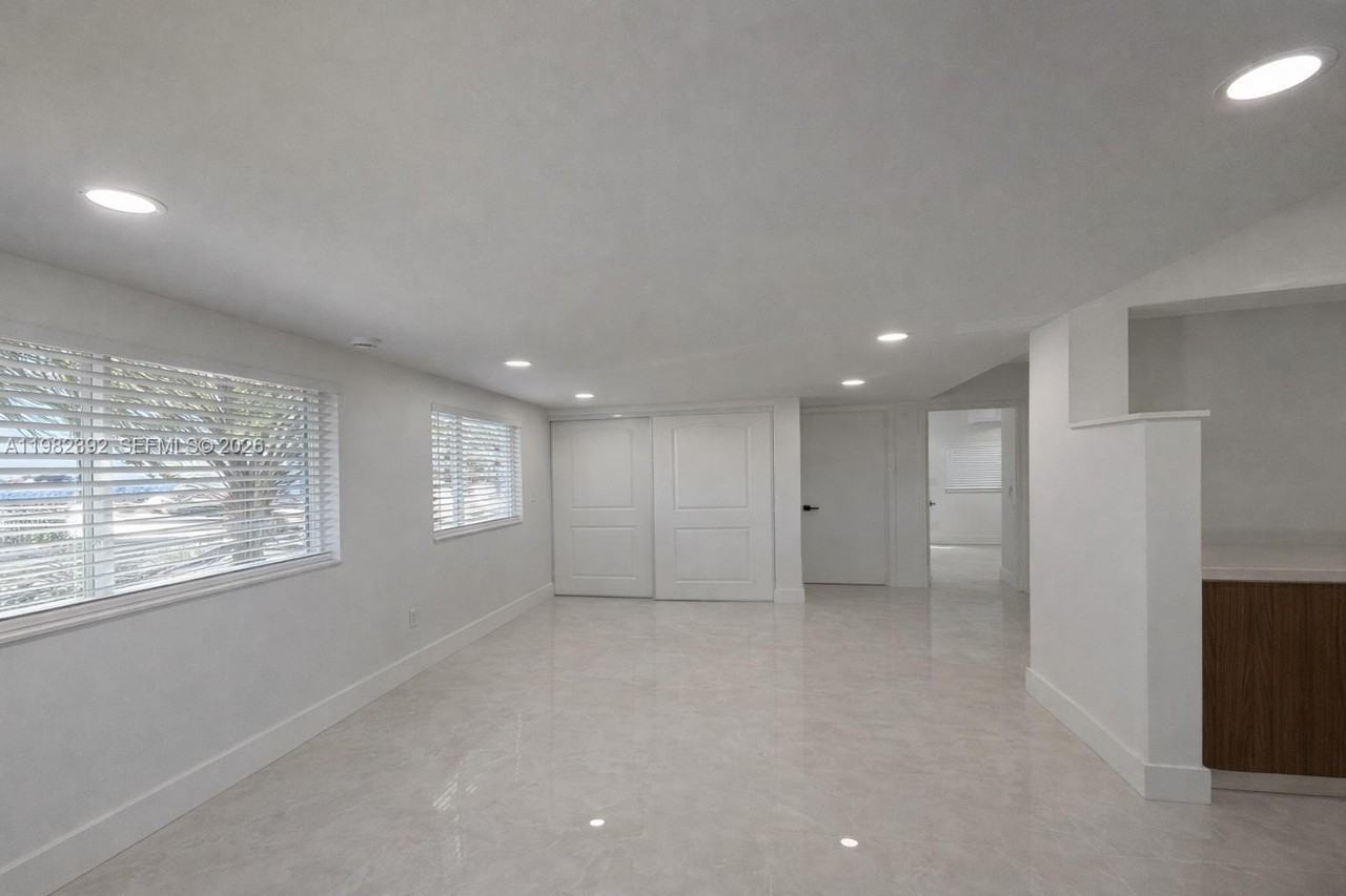 916 Ne 2nd St #D - Photo 3 of 10