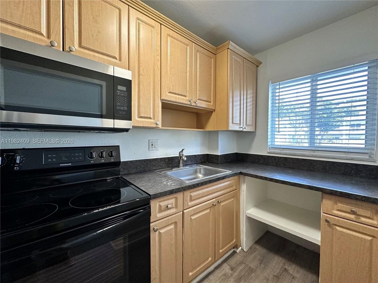 1400 Ne 56th St #109 - Photo 6 of 33