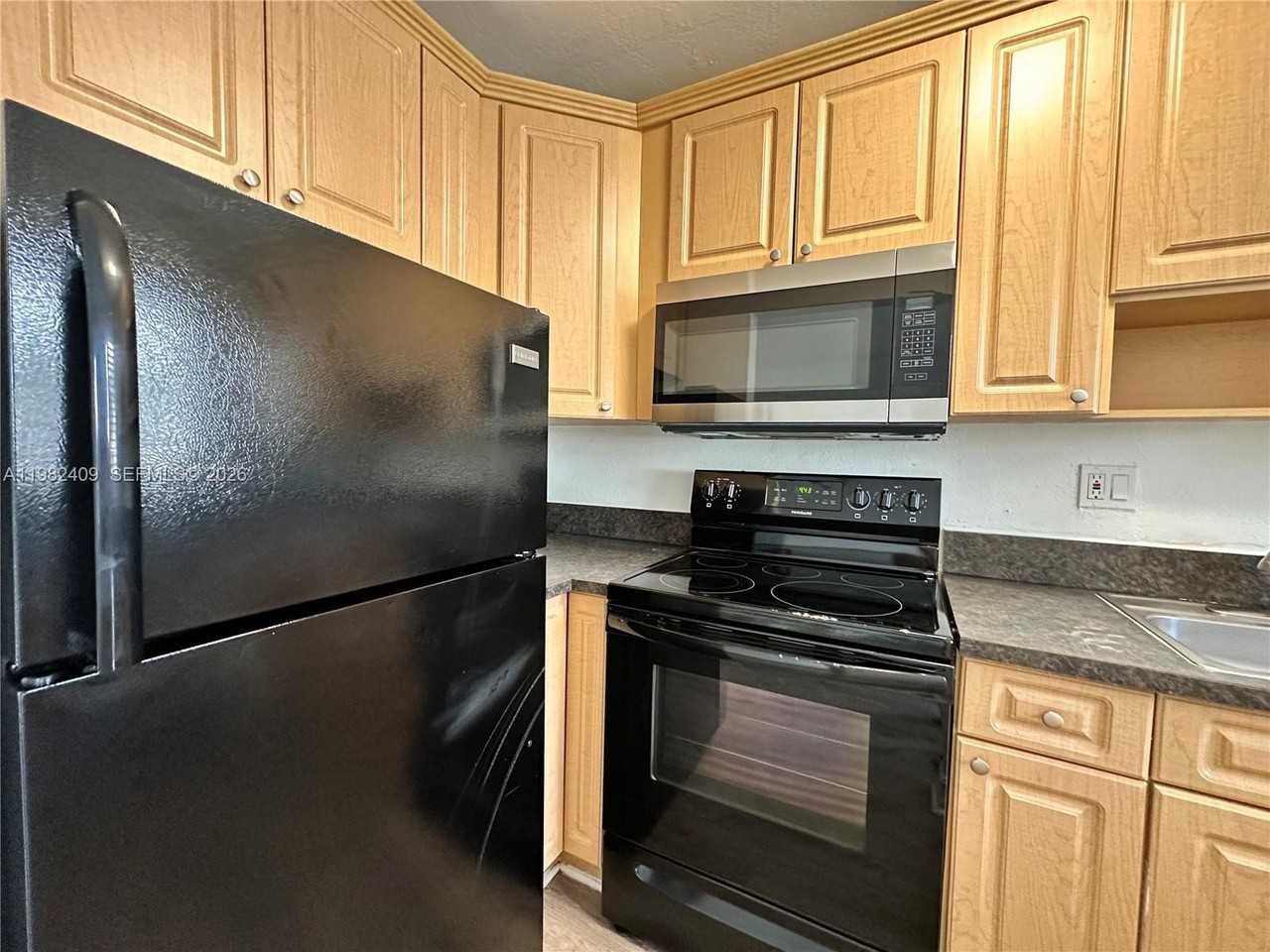 1400 Ne 56th St #109 - Photo 7 of 33