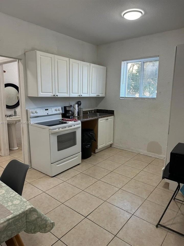 1021 Nw 3rd St #201 - Photo 3 of 16