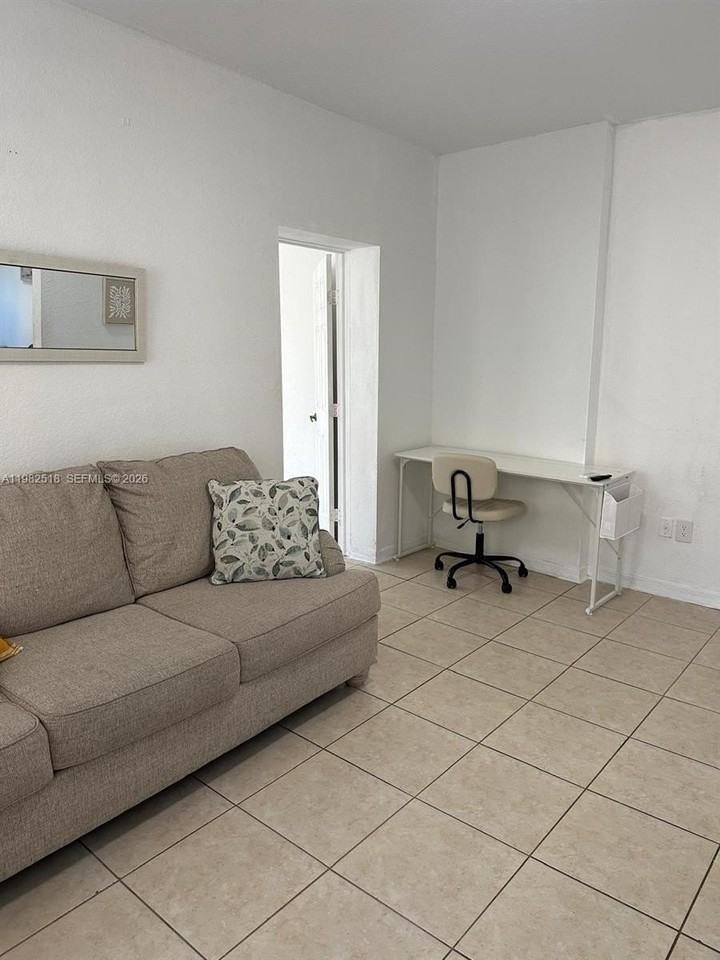 1021 Nw 3rd St #201 - Photo 4 of 16
