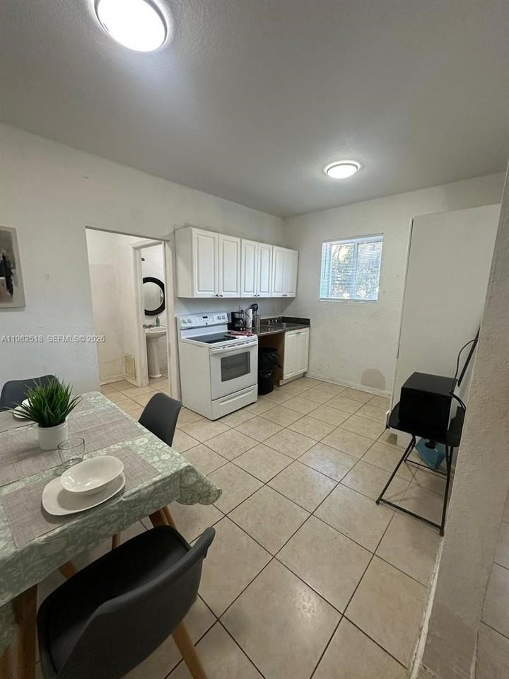 1021 Nw 3rd St #201 - Photo 5 of 16