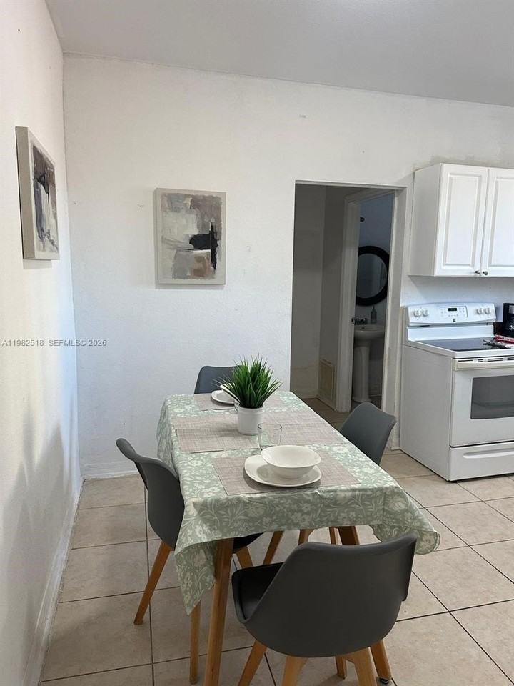 1021 Nw 3rd St #201 - Photo 7 of 16