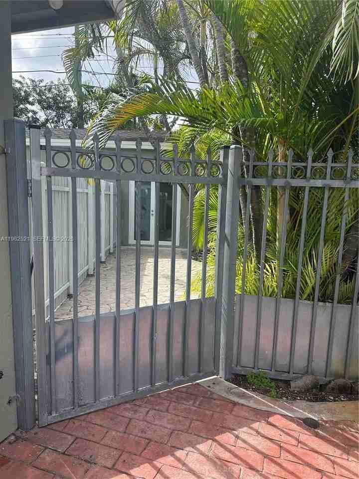 11440 Sw 47th St #REAR - Photo 2 of 10