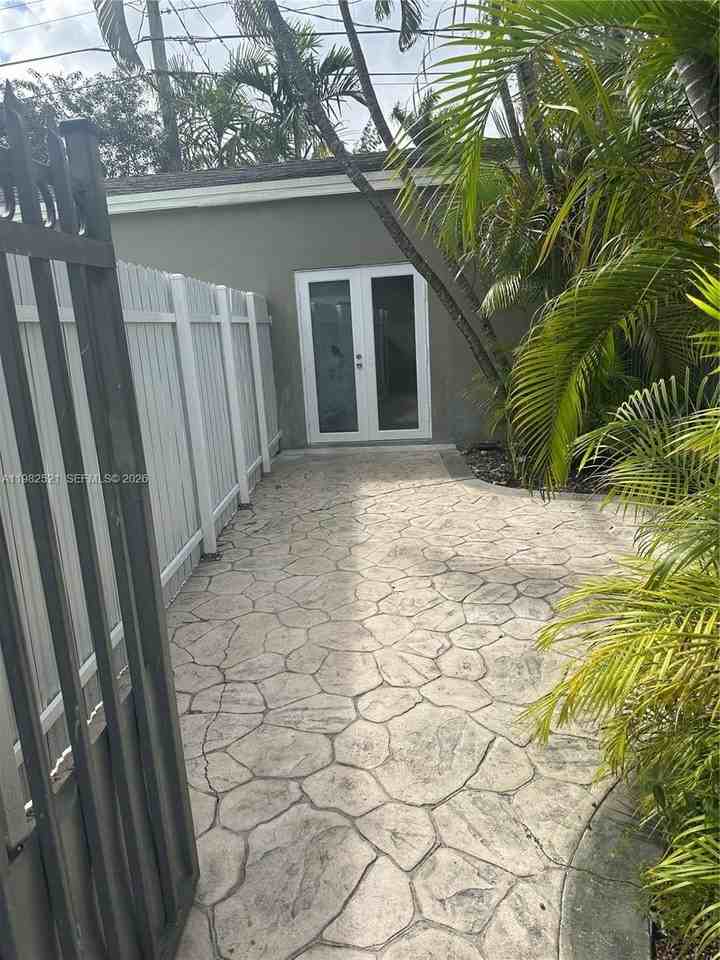 11440 Sw 47th St #REAR - Photo 3 of 10