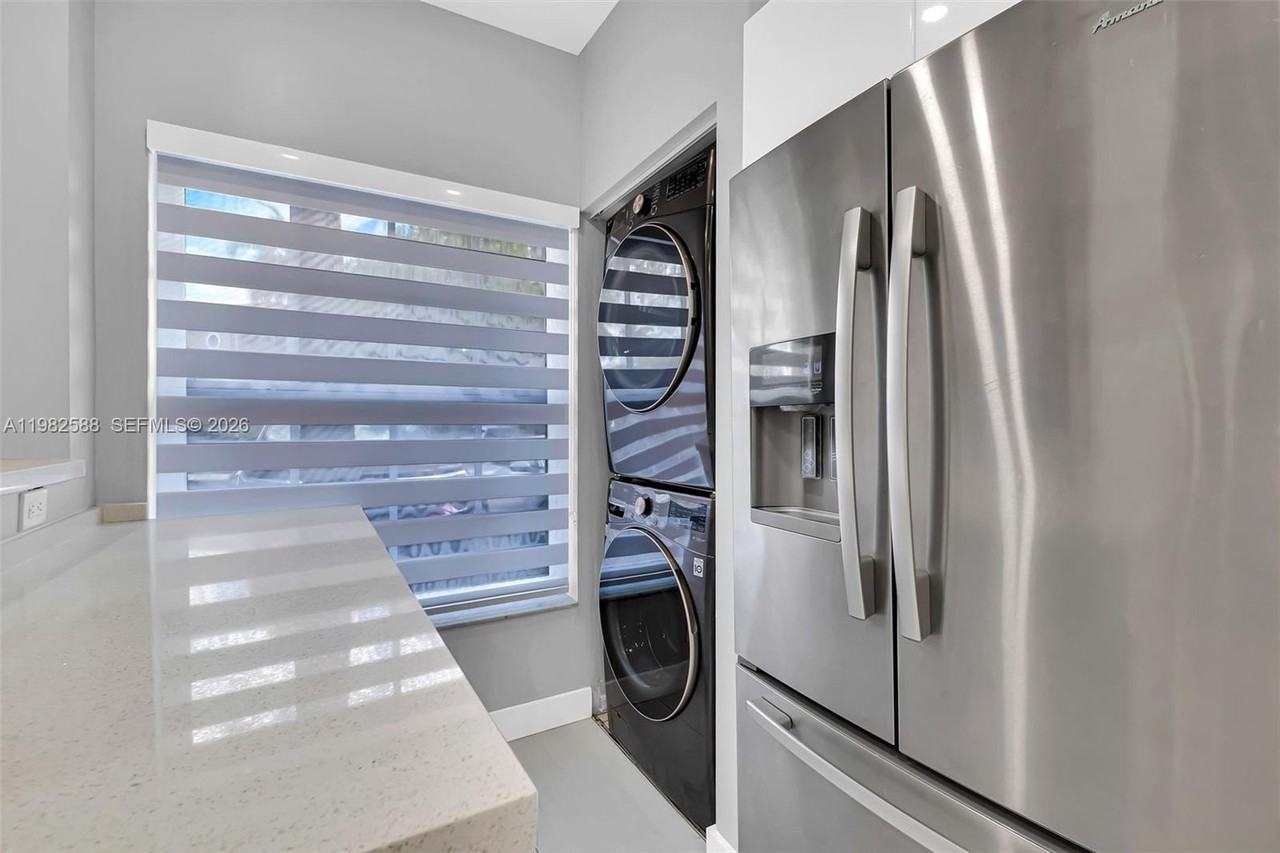 358 Sw 122nd Ave - Photo 3 of 37