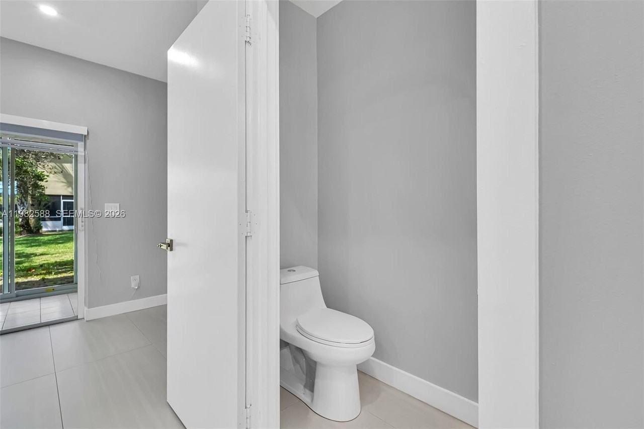 358 Sw 122nd Ave - Photo 4 of 37