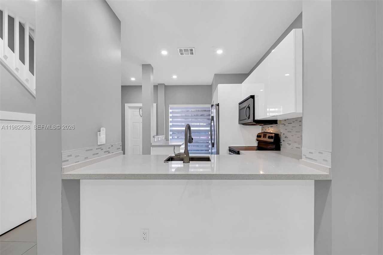 358 Sw 122nd Ave - Photo 5 of 37