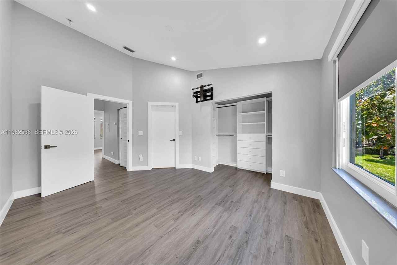 358 Sw 122nd Ave - Photo 6 of 37