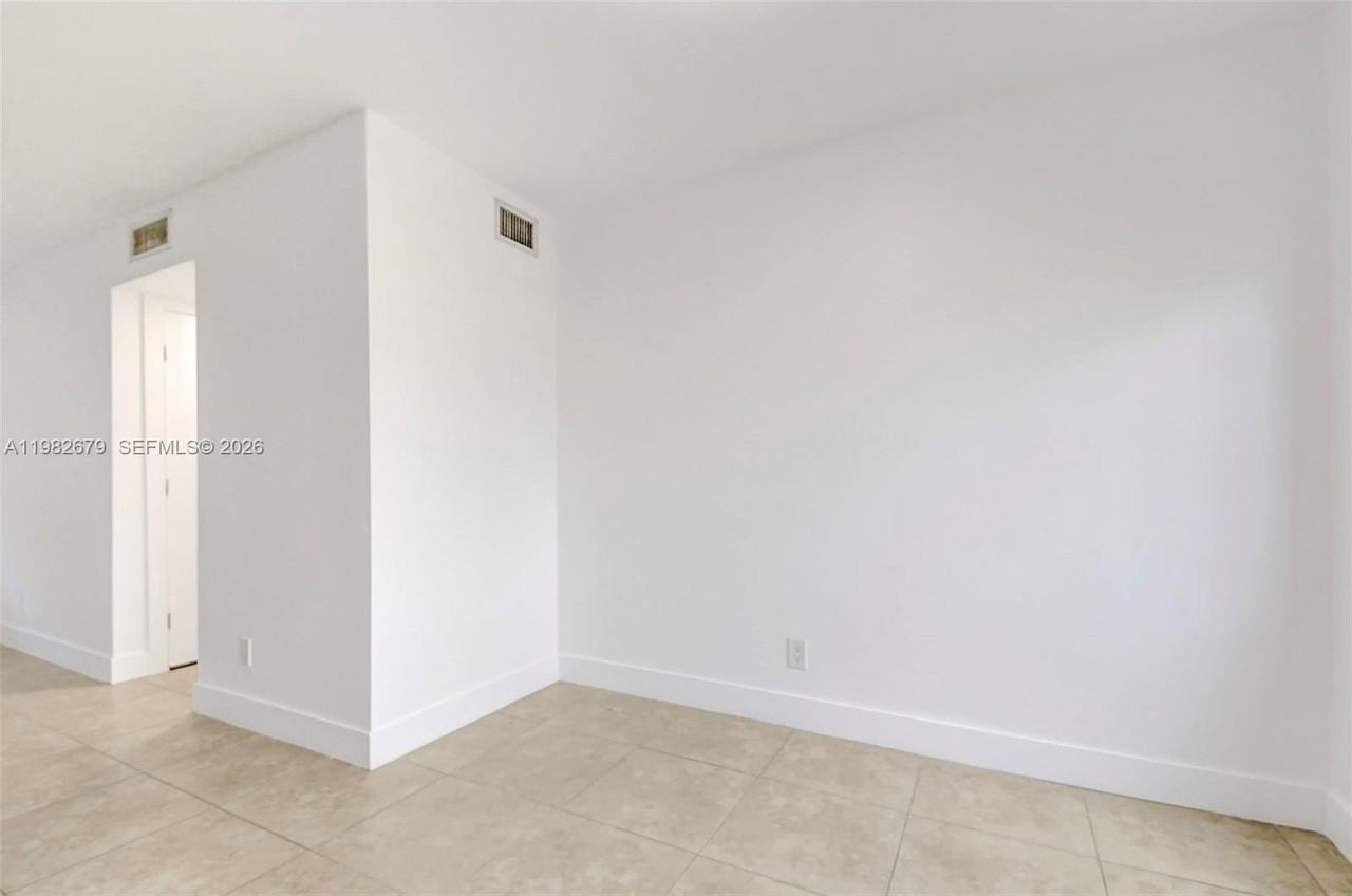 407 Se 9th Ct #3 - Photo 4 of 28