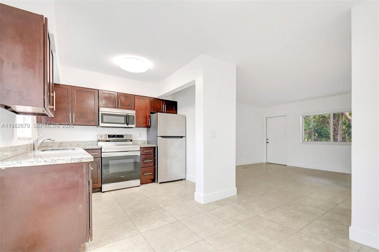 407 Se 9th Ct #3 - Photo 5 of 28