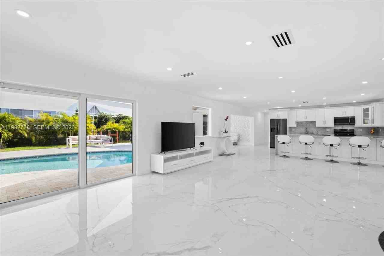 2816 Ne 35th St - Photo 6 of 44