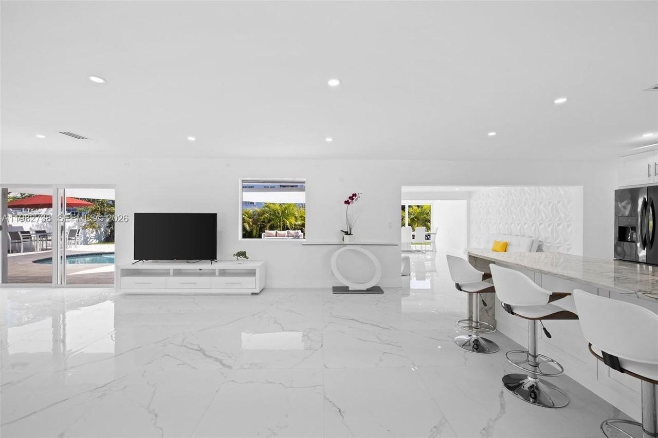 2816 Ne 35th St - Photo 7 of 44