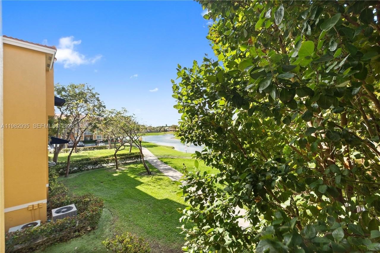 21130 Sw 87th Ave #206 - Photo 4 of 23