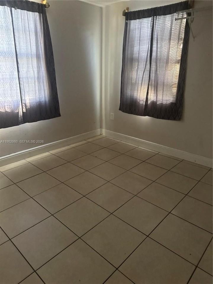 1940 Nw 96th St - Photo 3 of 4