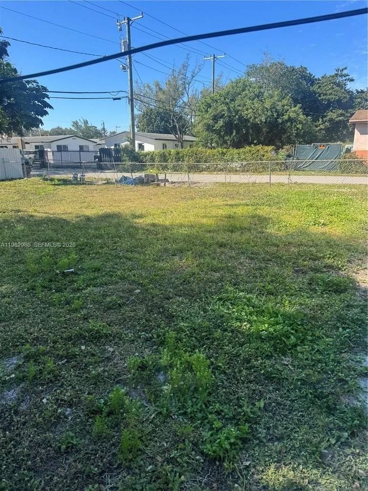 1940 Nw 96th St - Photo 4 of 4