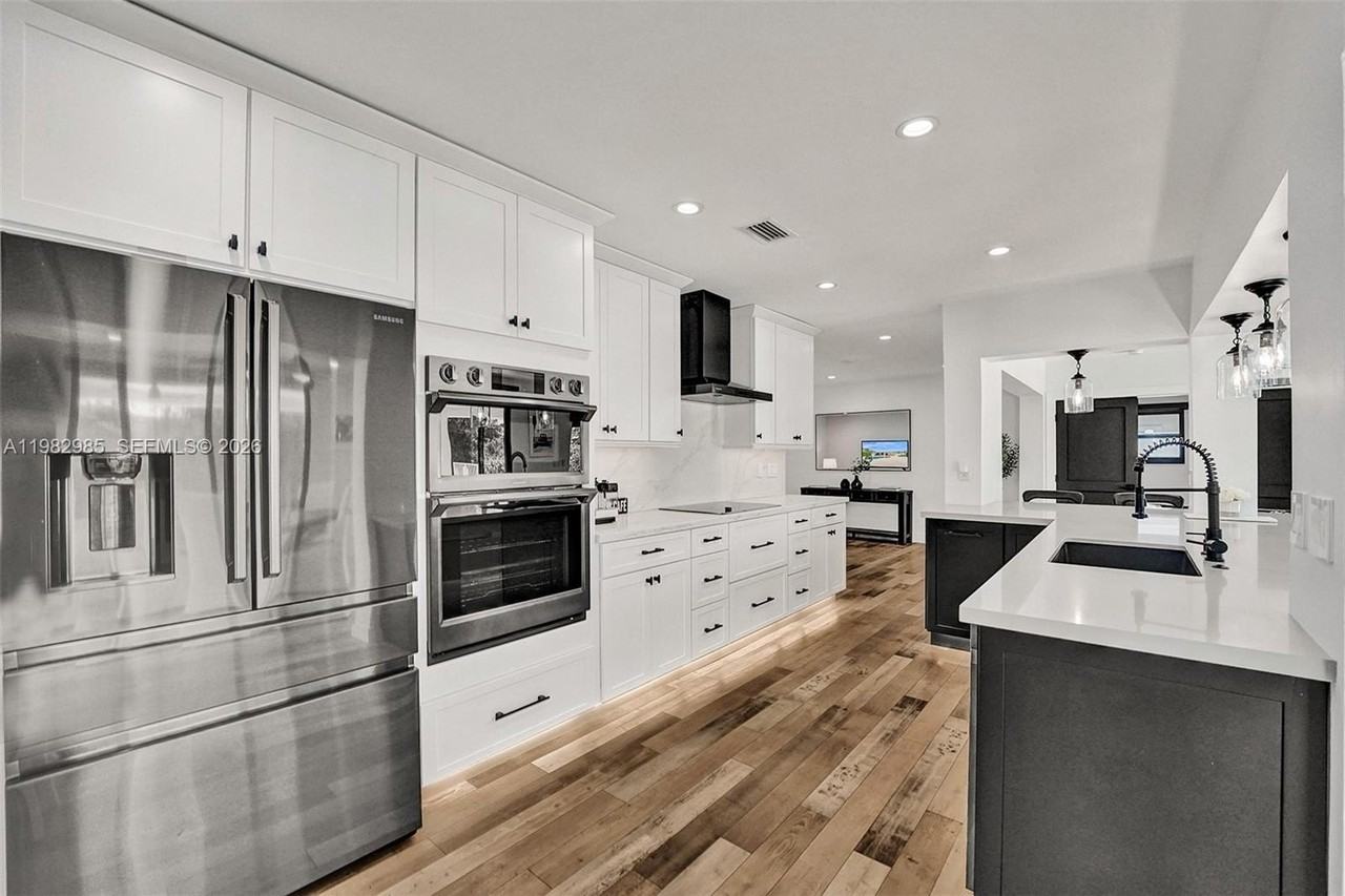 915 Nw 7th St - Photo 4 of 50