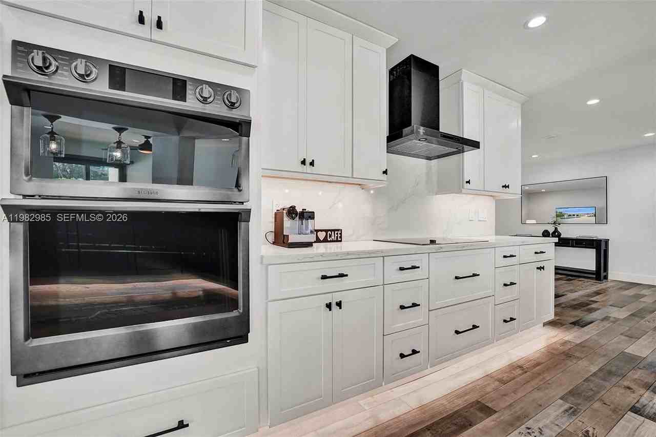 915 Nw 7th St - Photo 7 of 50