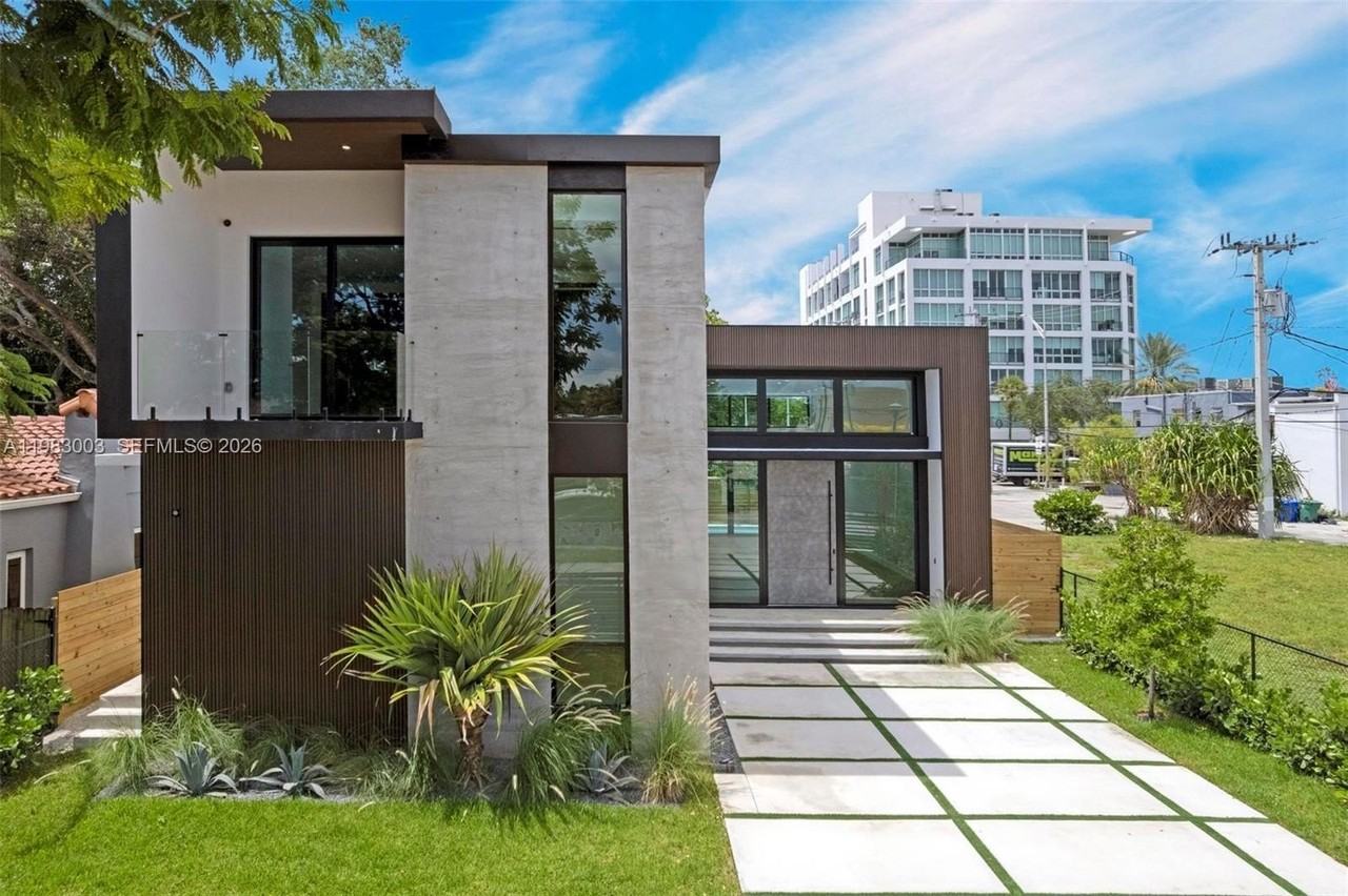 630 Ne 82nd Ter - Photo 2 of 50