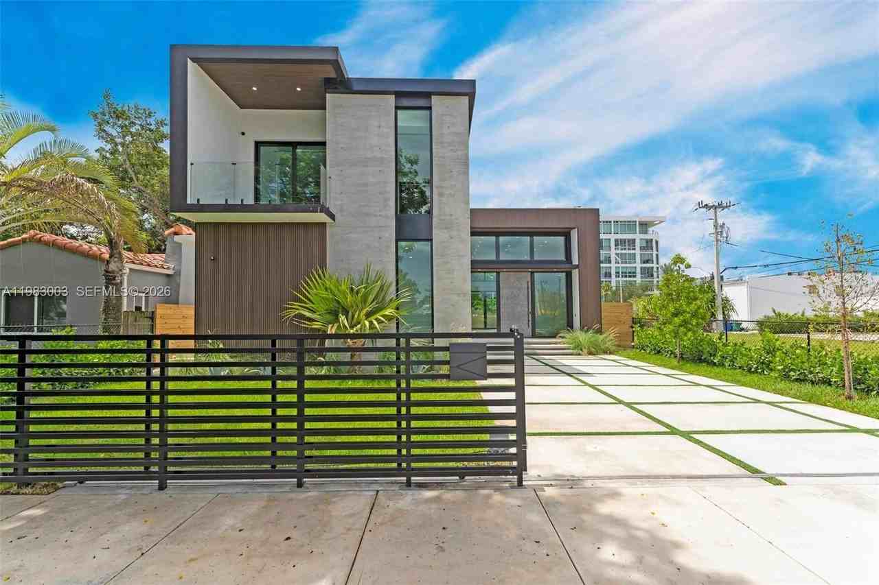 630 Ne 82nd Ter - Photo 3 of 50