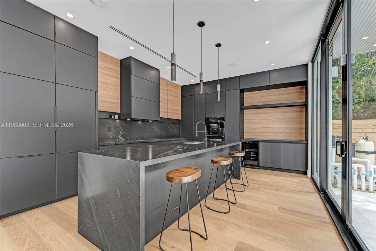 630 Ne 82nd Ter - Photo 4 of 50