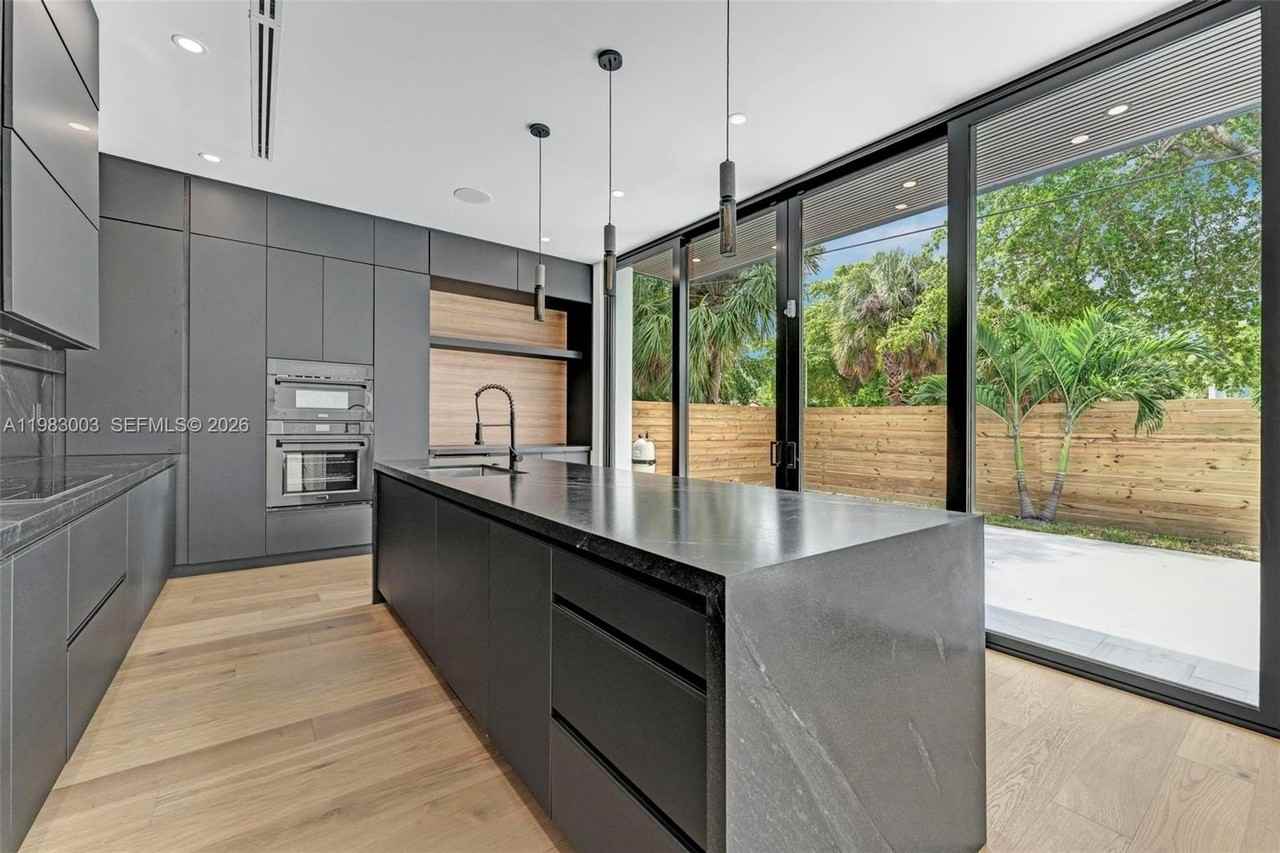 630 Ne 82nd Ter - Photo 5 of 50