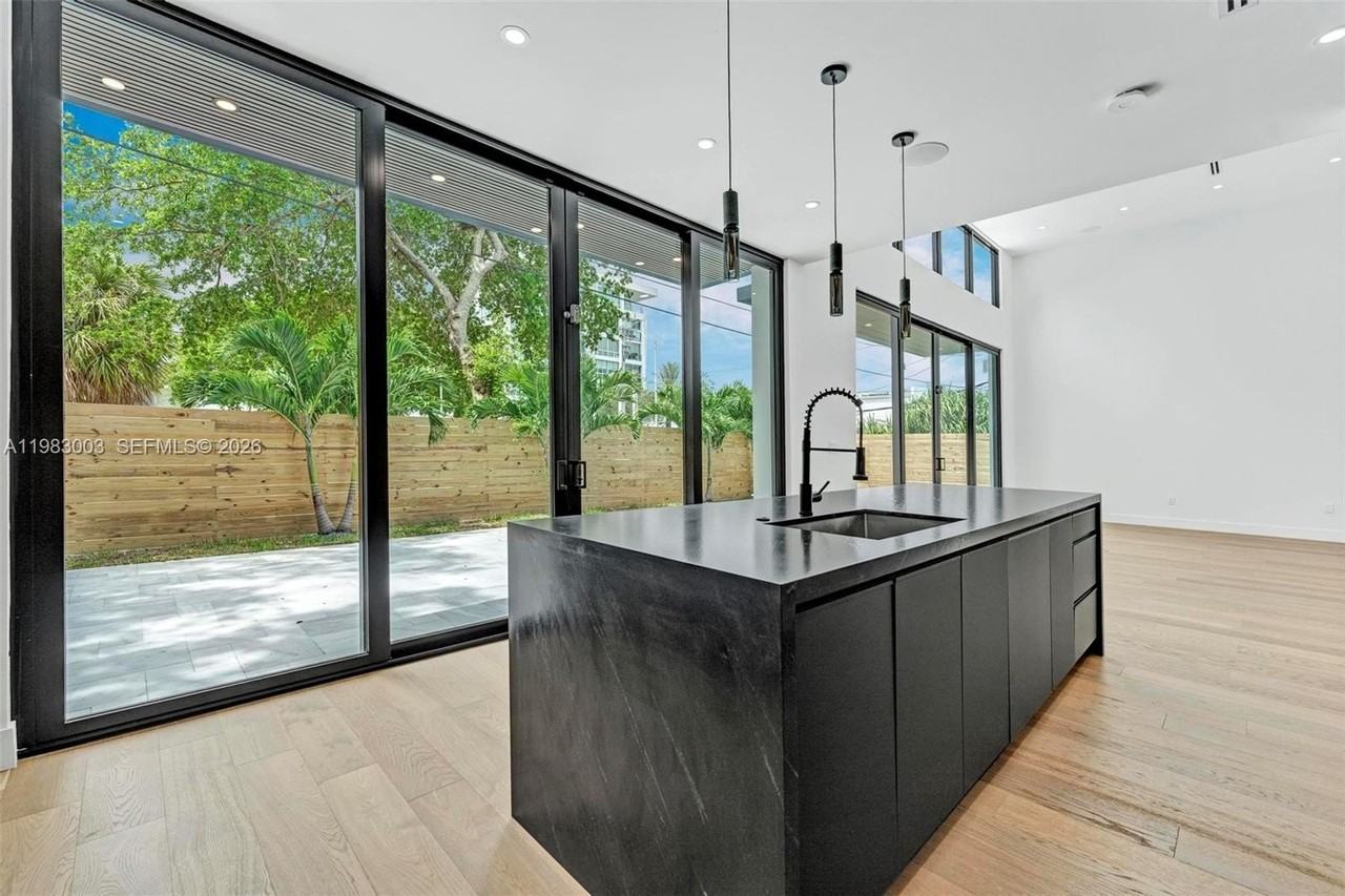 630 Ne 82nd Ter - Photo 6 of 50