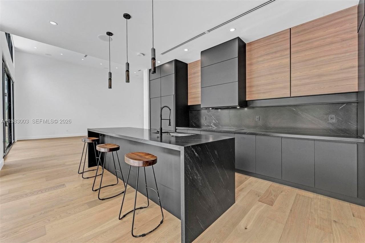 630 Ne 82nd Ter - Photo 7 of 50