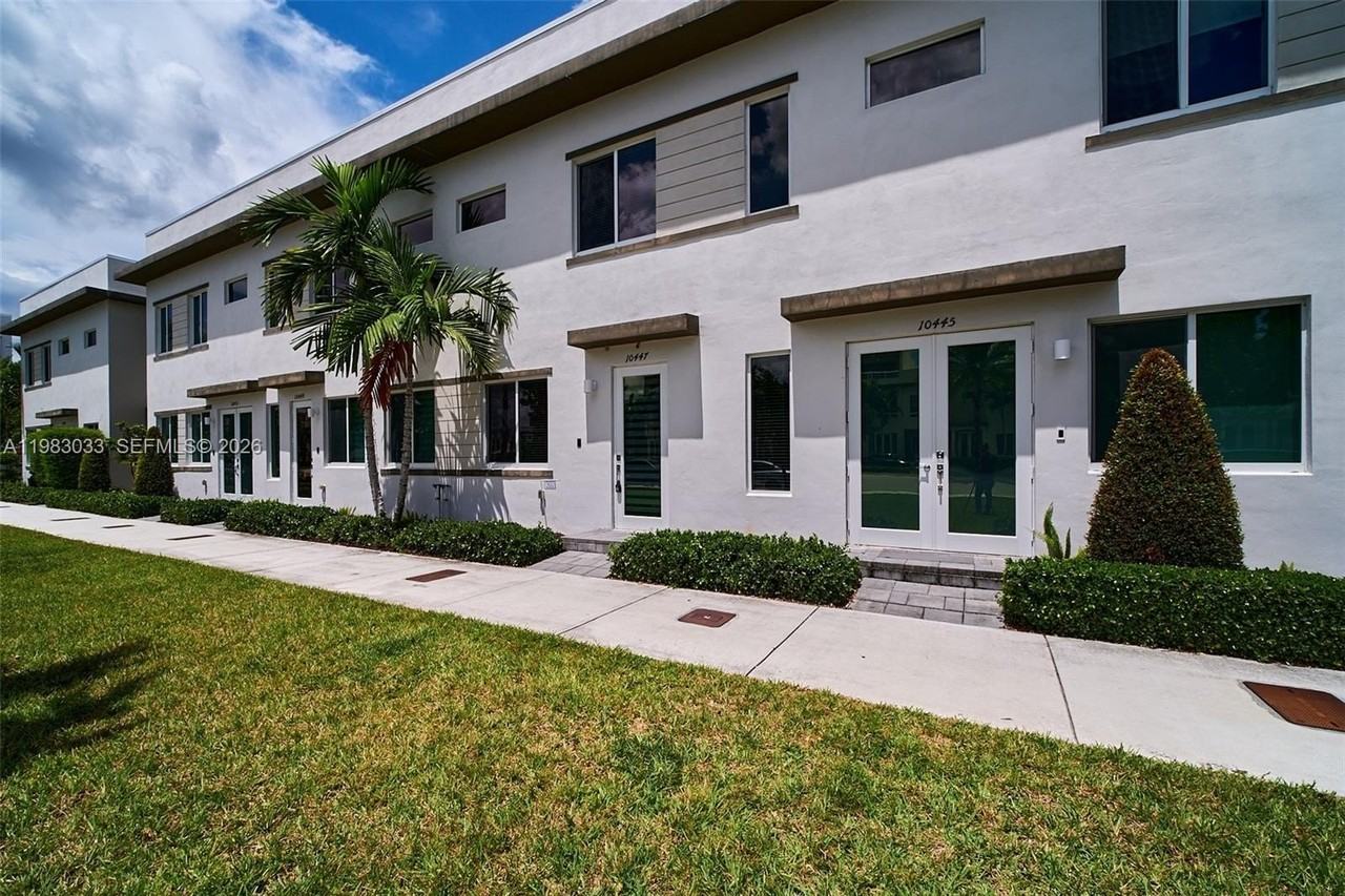 10447 Nw 66th St - Photo 2 of 50