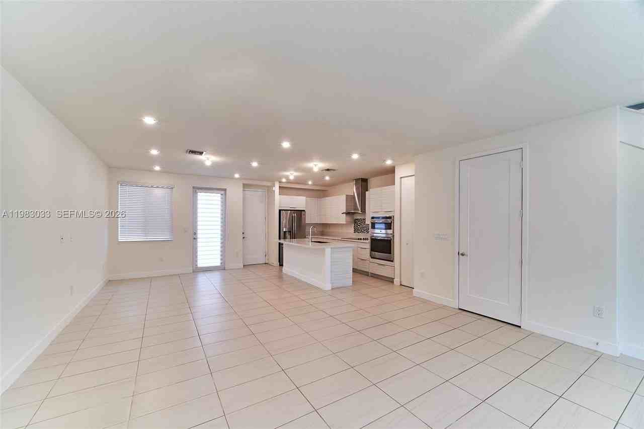 10447 Nw 66th St - Photo 5 of 50