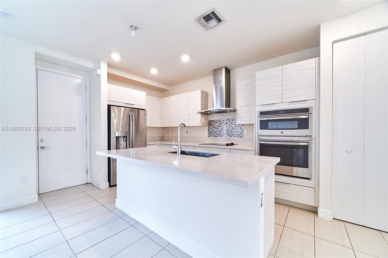 10447 Nw 66th St - Photo 6 of 50