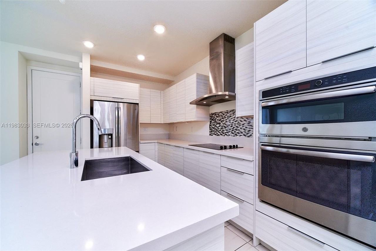 10447 Nw 66th St - Photo 7 of 50