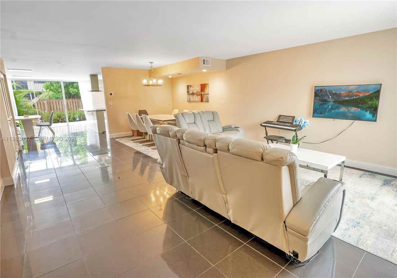 2421 Ne 10th St #153 - Photo 4 of 38