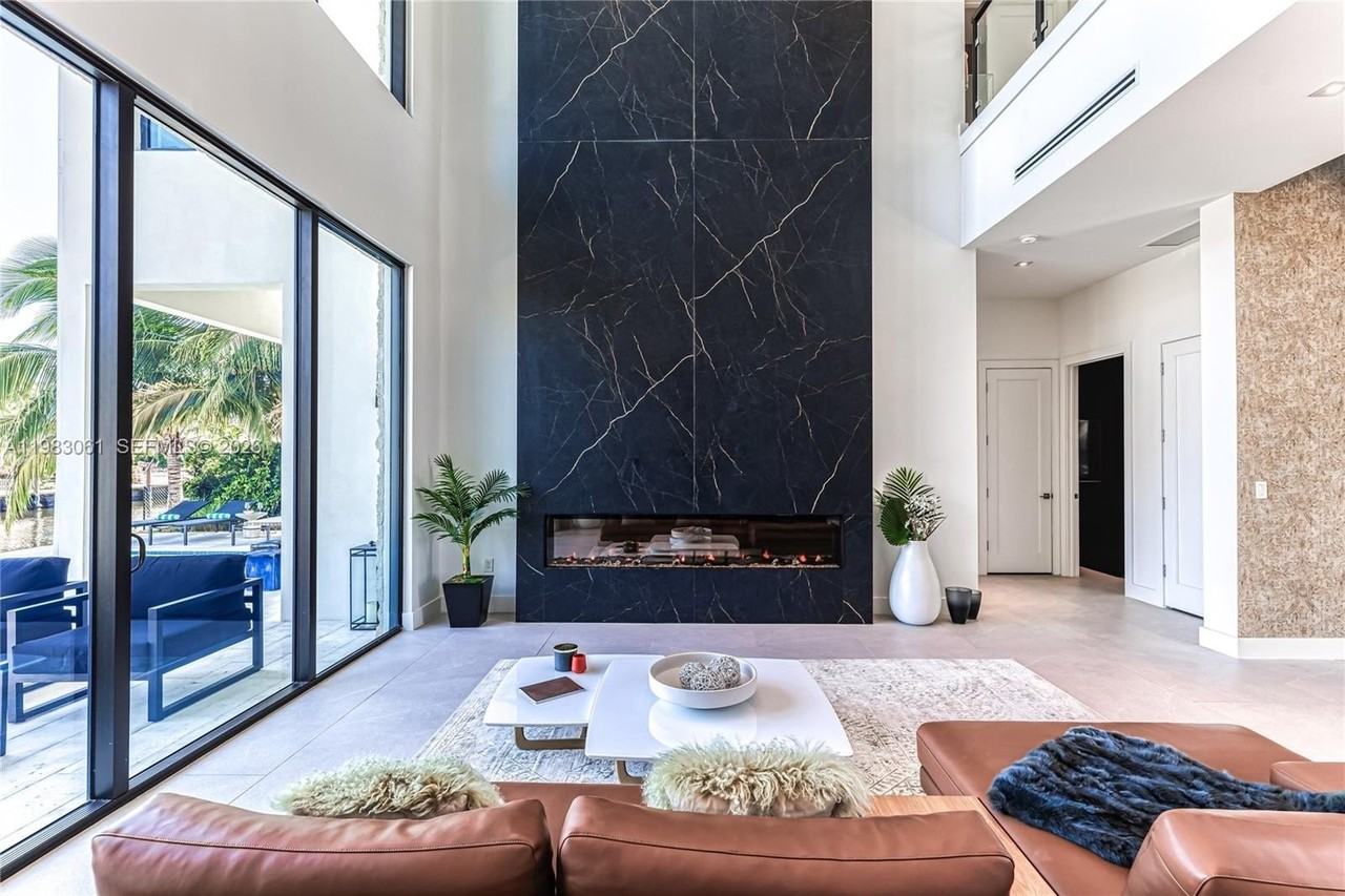 2817 Ne 35th St - Photo 3 of 50