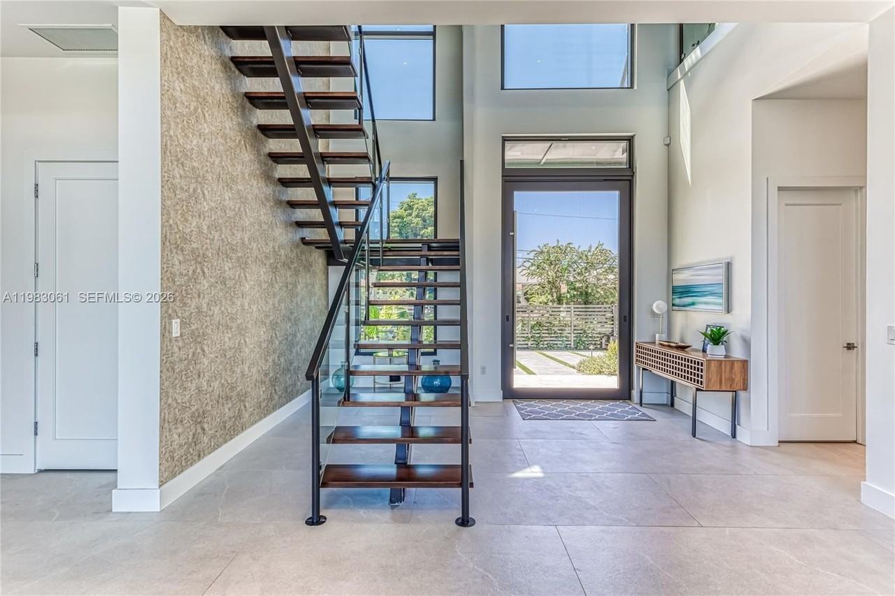 2817 Ne 35th St - Photo 6 of 50