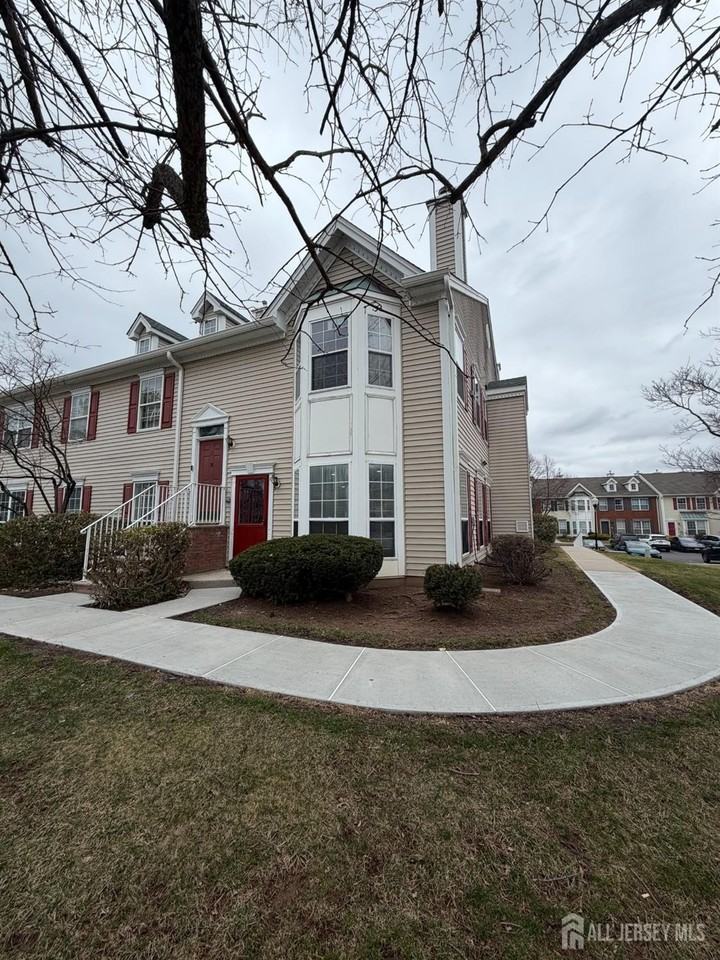 32 Columbus Dr - Photo 2 of 26