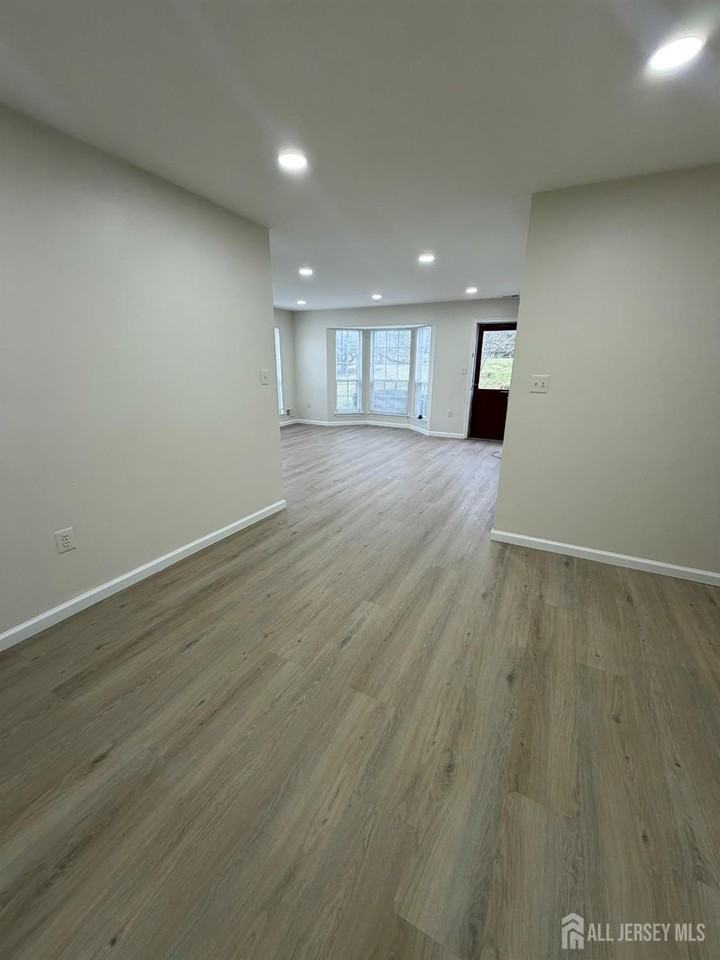 32 Columbus Dr - Photo 6 of 26