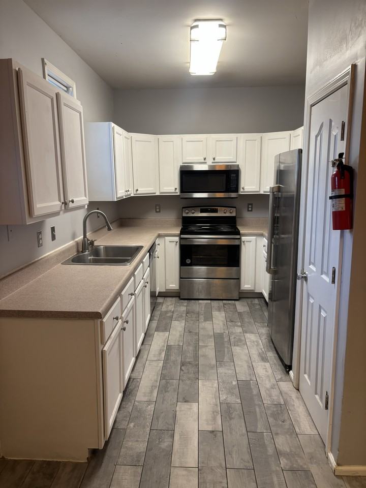 559 Woodlawn Ave Nw #B - Photo 4 of 8