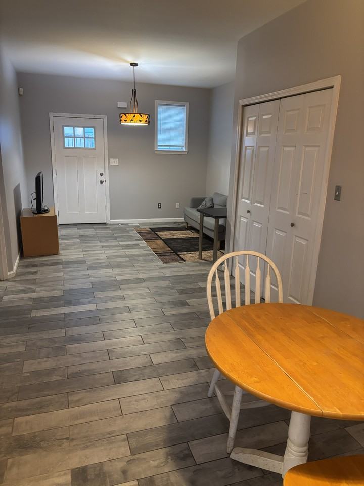 559 Woodlawn Ave Nw #B - Photo 5 of 8