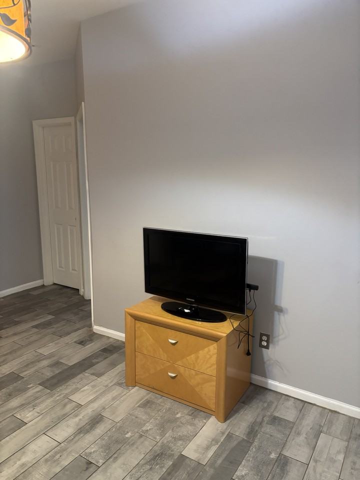 559 Woodlawn Ave Nw #B - Photo 6 of 8