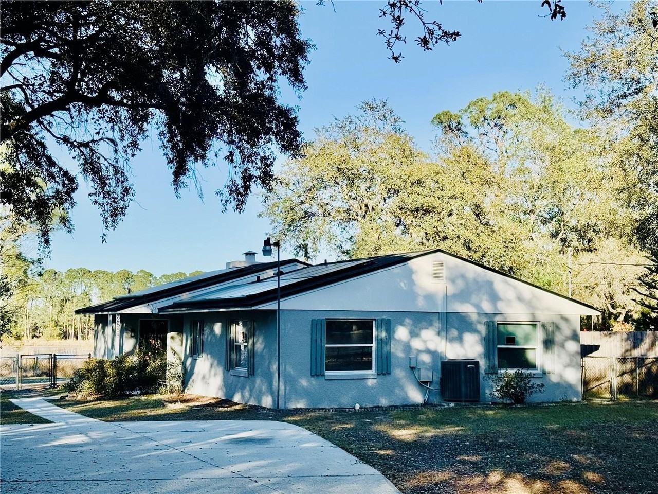 2559 W Lake Dr - Photo 2 of 22